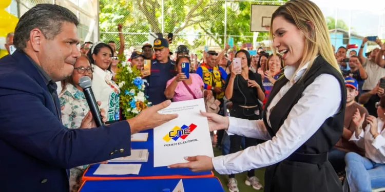 Alcaldesa electa Elizabeth Niño recibe Credencial del CNE Junto a nuevos Concejales de Naguanagua