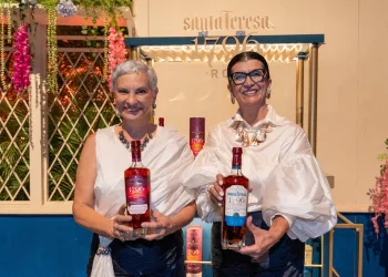 Santa Teresa 1796 presenta su tercera innovación finalizada en barricas de  Cacao de Chuao junto al estreno del musical Mamma Mia